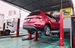 taller mecanico atendiendo camioneta hyundai